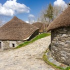 Le caratteristiche pallozas di O Cebreiro, con i tradizionali tetti in paglia, raccontano le antiche origini celtiche del primo borgo della Galizia sul Cammino di Santiago.