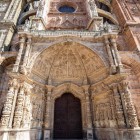 Ricco portale scolpito della Cattedrale di Astorga, magnifico esempio di Rinascimento spagnolo, con raffinati bassorilievi che raccontano secoli di arte e fede.