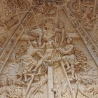 Dettaglio del timpano scolpito della Cattedrale di Astorga, dove figure bibliche e raffinati rilievi rinascimentali raccontano la straordinaria arte sacra spagnola.