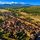 Veduta aerea di Castrillo de los Polvazares, affascinante borgo della Castiglia e León, con case in pietra, tetti in cotto e paesaggi che raccontano il Cammino di Santiago.