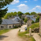 Le antiche case in pietra di O Cebreiro si affacciano sulle tranquille vie del borgo, dove il tempo sembra essersi fermato lungo il Cammino di Santiago.