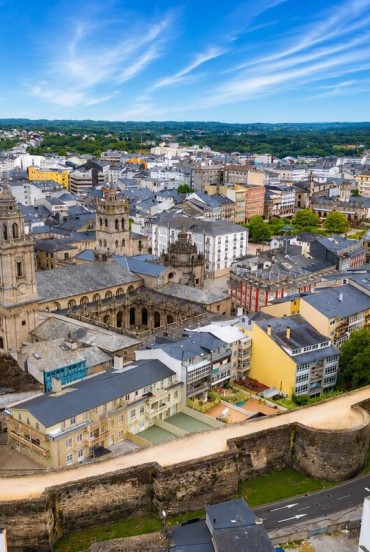 Veduta aerea del centro storico di Lugo, dominato dalla Cattedrale di Santa Maria e dalle imponenti mura romane Patrimonio UNESCO, tra i simboli più affascinanti della Galizia.