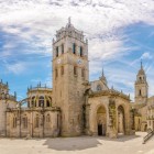 La Cattedrale di Santa Maria di Lugo, con la sua elegante facciata e la maestosa torre campanaria, domina il centro storico Patrimonio UNESCO lungo il Cammino di Santiago.