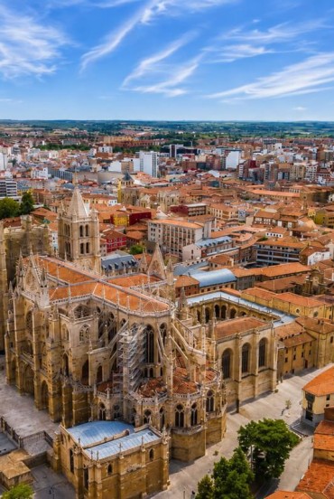 La Cattedrale di León domina il centro storico con le sue eleganti torri gotiche. Patrimonio UNESCO lungo il Cammino di Santiago, è celebre per le straordinarie vetrate medievali.