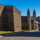 Le imponenti mura romane di Lugo, Patrimonio UNESCO, accompagnano lo sguardo fino alla Cattedrale di Santa Maria, simbolo della città e tappa del Cammino di Santiago.