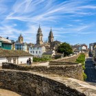 Passeggiando lungo le mura romane di Lugo, Patrimonio UNESCO, si apre una splendida vista sulla Cattedrale di Santa Maria e sul cuore storico della città, tappa del Cammino di Santiago.