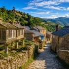 Lungo il cammino da Melide alla Chiesa di Santiago di Boente, le tipiche case in pietra e gli antichi hórreos raccontano la più autentica tradizione rurale della Galizia.