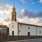 La Chiesa di Santiago di Boente, lungo la strada Lugo–Santiago, accoglie i pellegrini del Cammino Francese, Primitivo e del Nord con secoli di storia.
