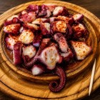 Il celebre polpo à feira è il piatto simbolo della gastronomia galiziana di Melide, tappa iconica del Cammino di Santiago, dove gusto e tradizione conquistano ogni pellegrino.