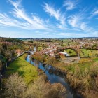 Il fiume Furelos attraversa Melide, borgo galiziano di circa 7.200 abitanti, lungo il Cammino di Santiago, tra paesaggi verdi e autentiche case in pietra.