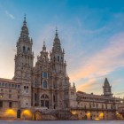 La facciata della Cattedrale di Santiago de Compostela si innalza maestosa in Plaza do Obradoiro. Capolavoro del barocco spagnolo, rappresenta da secoli la meta finale del Cammino di Santiago.