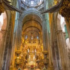 L'altare maggiore della Cattedrale di Santiago de Compostela incanta con i suoi preziosi intagli dorati e le monumentali colonne, cuore spirituale della meta finale del Cammino di Santiago.