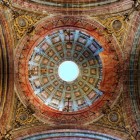 La cupola della Cattedrale di Santiago de Compostela unisce armoniosamente elementi romanici, gotici, rinascimentali e barocchi, raccontando oltre otto secoli di arte e spiritualità.