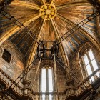 La cupola della Cattedrale di Santiago de Compostela rivela l'incontro tra architettura romanica, gotica e barocca, raccontando secoli di arte e spiritualità galiziana.