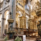L'interno della Cattedrale di Santiago de Compostela unisce la solennità delle navate romaniche alla ricchezza dell'altare barocco, cuore spirituale del Cammino di Santiago