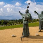 Le statue del Monte do Gozo celebrano l'emozione del primo sguardo su Santiago. Opera di José María Acuña, ricordano il momento più atteso da ogni pellegrino del Cammino.