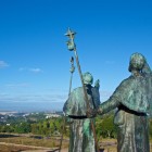 Le statue dei pellegrini del Monte do Gozo indicano la meta tanto attesa: da questo punto si scorgono per la prima volta le torri della Cattedrale di Santiago de Compostela, ormai a circa un'ora di cammino.