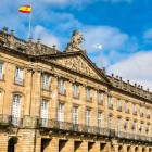 La facciata neoclassica del Palacio de Raxoi colpisce per la perfetta simmetria, il frontone scolpito e il lungo colonnato. Un raffinato equilibrio tra eleganza e monumentalità.