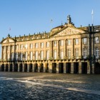 Il Palacio de Raxoi domina la Plaza del Obradoiro con la sua elegante facciata neoclassica. Oggi ospita il Municipio di Santiago e la Presidenza della Galizia.
