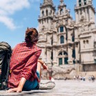 La Plaza del Obradoiro, cuore monumentale di Santiago de Compostela, si apre davanti alla facciata barocca della cattedrale. Qui si conclude il Cammino, tra storia, spiritualità e secoli di pellegrinaggi.