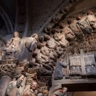 Il Portico della Gloria, capolavoro del Maestro Matteo, accoglie i pellegrini con oltre 200 figure scolpite. Un capolavoro del Romanico che racconta il trionfo della fede e il Giudizio Finale