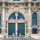 Il portale principale della Cattedrale di Santiago de Compostela incanta con la ricchezza delle decorazioni barocche. Da secoli accoglie pellegrini provenienti da tutta Europa al termine del Cammino.
