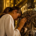 Il tradizionale abbraccio alla statua di San Giacomo, dietro l'altare maggiore della Cattedrale di Santiago, è uno dei gesti più simbolici del Cammino, segno di devozione, gratitudine e compimento del pellegrinaggio