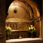 Nella cripta della Cattedrale di Santiago de Compostela riposa il sepolcro attribuito a San Giacomo Apostolo. Da oltre mille anni è il cuore spirituale del Cammino e meta di pellegrinaggi da tutto il mondo.