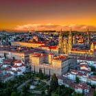 La Cattedrale di Santiago de Compostela domina il cuore della città con la sua imponente facciata barocca. Da secoli accoglie pellegrini da tutta Europa ed è il simbolo del Cammino di Santiago.