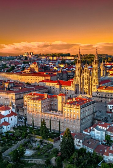 La Cattedrale di Santiago de Compostela domina il cuore della città con la sua imponente facciata barocca. Da secoli accoglie pellegrini da tutta Europa ed è il simbolo del Cammino di Santiago.