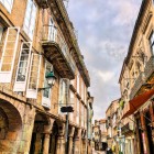 Tra portici in pietra e facciate eleganti, il centro storico di Santiago de Compostela, Patrimonio UNESCO, conserva tutto il fascino della sua architettura tradizionale.