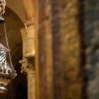 Il celebre Botafumeiro della Cattedrale di Santiago de Compostela oscilla tra le navate durante la Messa del Pellegrino, regalando uno dei riti più emozionanti del Cammino.