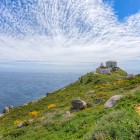 Il promontorio di Capo Finisterre si affaccia sull'Oceano Atlantico tra scogliere e prati fioriti, nel luogo che per secoli è stato considerato la fine del mondo.