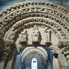 Il portale romanico della Cappella della Corticela, nella Cattedrale di Santiago de Compostela, conserva eleganti sculture medievali e preziosi simboli della fede.