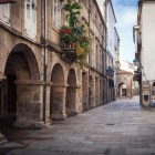 Tra portici in pietra e strette vie lastricate, il centro storico pedonale di Santiago de Compostela invita a passeggiare tra secoli di storia e autentica vita galiziana.