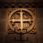 Le antiche croci di consacrazione della Cattedrale di Santiago, con Alfa, Omega, sole e luna, ricordano la consacrazione della basilica e simboleggiano Cristo come principio e fine di tutte le cose.