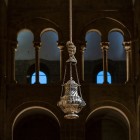 Il Botafumeiro sospeso nella navata della Cattedrale di Santiago de Compostela attende di librarsi durante la Messa del Pellegrino, simbolo di una tradizione secolare.
