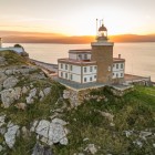 Il faro di Capo Finisterre si erge sulla penisola rocciosa affacciata sull’Atlantico, nel luogo un tempo considerato la leggendaria “fine del mondo”