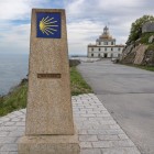 Il cippo con la conchiglia del Cammino di Santiago segna il tratto finale verso Capo Finisterre, dove la strada incontra l'Oceano Atlantico.