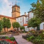 Tra giardini curati e palazzi storici, Plaza de Fonseca è uno dei luoghi più autentici di Santiago, dove pellegrini, studenti e residenti si incontrano ogni giorno.