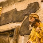 Il profeta Ezechiele accoglie i pellegrini all'interno della Porta Santa della Cattedrale di Santiago de Compostela, tra simboli biblici e raffinati dettagli scolpiti.