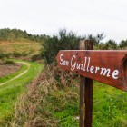 L'indicazione per San Guillermo accompagna i pellegrini lungo gli ultimi sentieri di Finisterre, tra paesaggi costieri e il fascino dell'estremo occidente della Galizia.