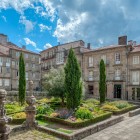 La Piazza dell'Immacolata, nel cuore di Santiago de Compostela, offre un'oasi di quiete tra giardini curati, eleganti palazzi in pietra e l'atmosfera autentica della città.