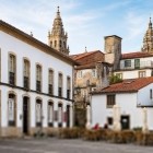 Praza de Fonseca invita a rallentare il passo tra eleganti edifici storici, caffè all'aperto e scorci sulla Cattedrale di Santiago, nel cuore del centro storico.