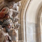 Un dettaglio del Portico della Gloria svela le celebri statue policrome scolpite dal Maestro Mateo, capolavoro dell'arte romanica nella Cattedrale di Santiago.