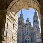 L'elegante arco del Pazo de Raxoi incornicia la Cattedrale di Santiago de Compostela in Praza do Obradoiro, regalando una prospettiva iconica sul cuore del Cammino di Santiago.