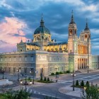 La Cattedrale dell’Almudena domina il centro di Madrid con la facciata neoclassica, le torri gemelle e la cupola, fondendo forme storiciste in armonia con il vicino Palazzo Reale.