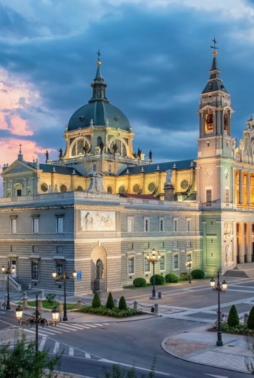 La Cattedrale dell’Almudena domina il centro di Madrid con la facciata neoclassica, le torri gemelle e la cupola, fondendo forme storiciste in armonia con il vicino Palazzo Reale.
