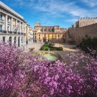 Dalla Plaza Adolfo Suárez lo sguardo abbraccia le imponenti mura medievali di Ávila e la maestosa Cattedrale del Salvatore, simboli della città Patrimonio UNESCO e della sua storia millenaria.