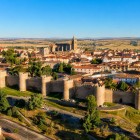 La spettacolare cinta muraria di Ávila abbraccia il centro storico Patrimonio UNESCO, regalando una delle più straordinarie testimonianze dell'architettura medievale spagnola.